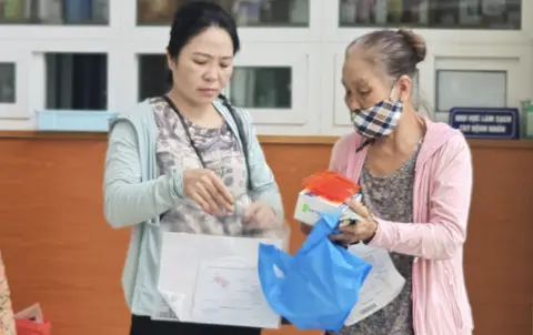 Bệnh nhân nhận thuốc ung thư