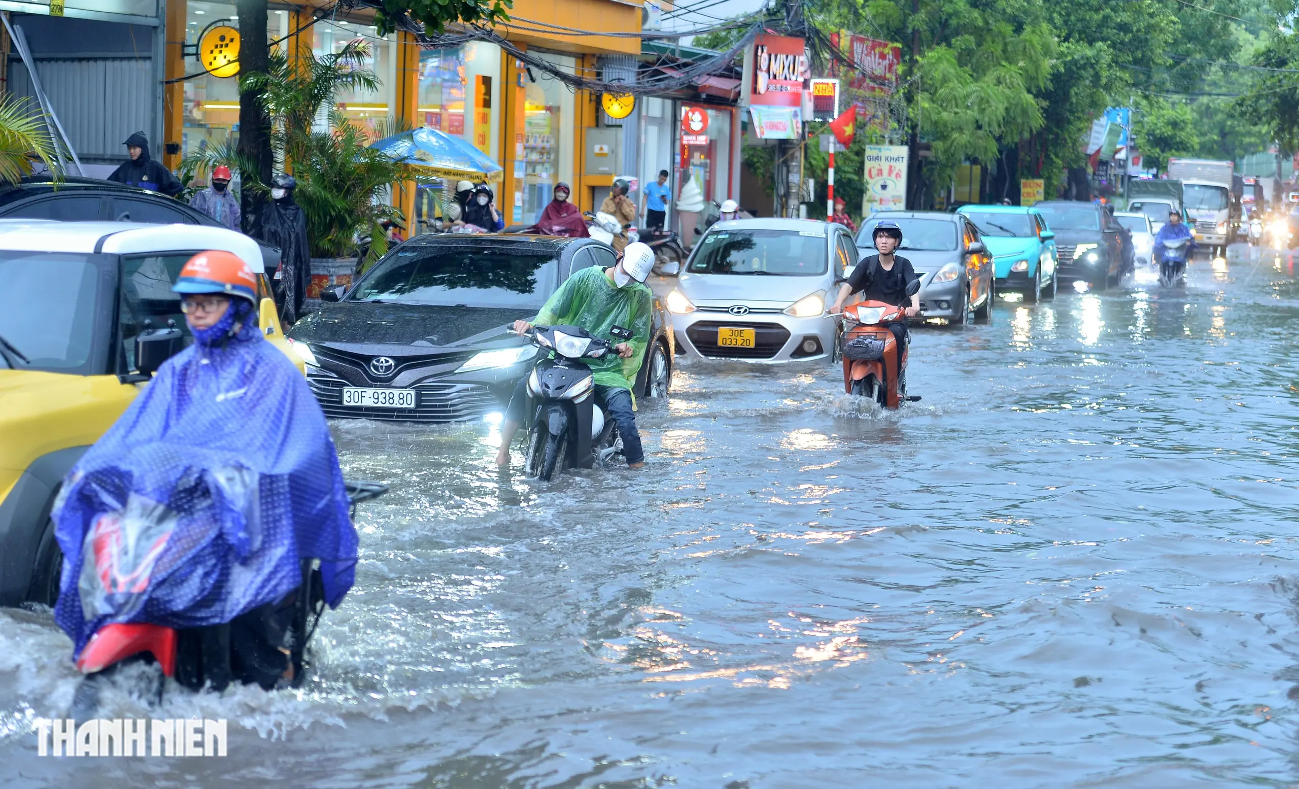 Hà Nội mưa lớn gây ngập