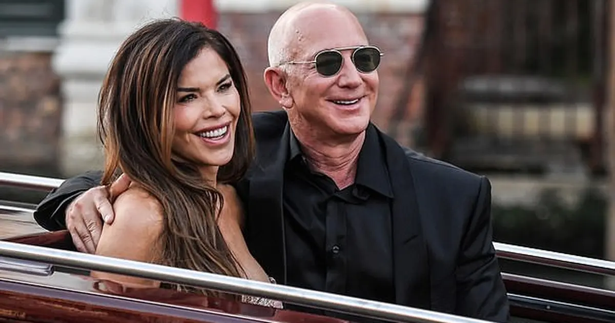 Lauren Sanchez leaving Aman Venice
