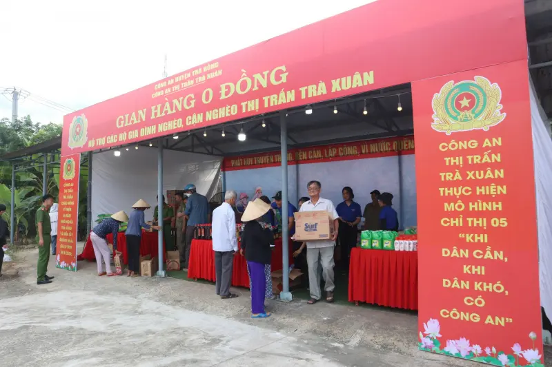 Các bác sĩ trẻ trao đồ cho bệnh nhân tại gian hàng 0 đồng