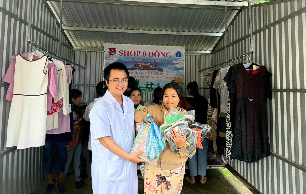 Gian hàng 0 đồng của các bác sĩ trẻ giữa vùng núi cao Quảng Ngãi