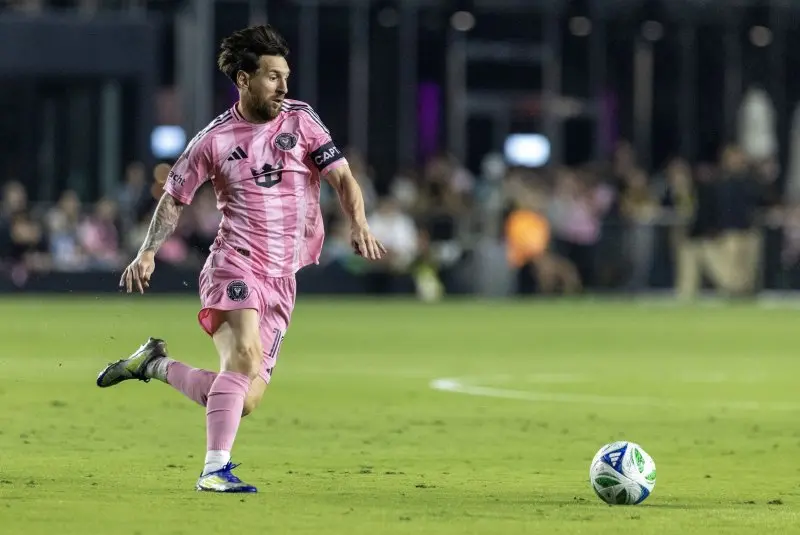 gn190u Lionel Messi steals ball chips goalie for first MLS goal of 2025