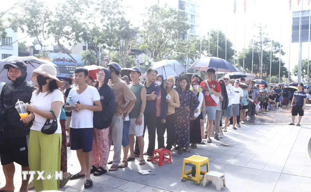 Cảnh người dân chen chân xếp hàng mua vé