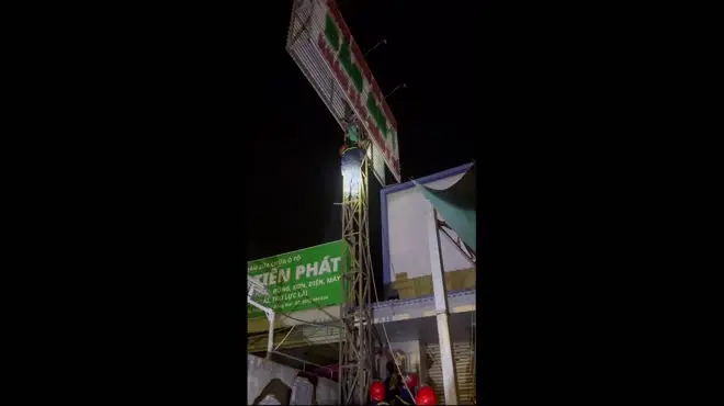 Cán bộ cứu hộ động viên người bị nạn