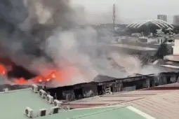 Khói đen nghi ngút và ngọn lửa đỏ rực