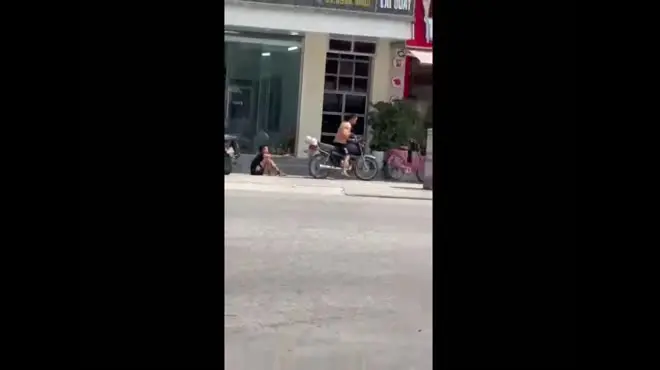 Bé trai bị xích chân tay