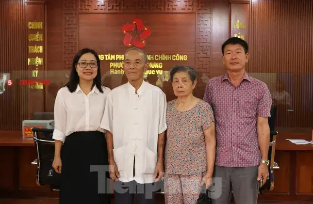 Cán bộ hướng dẫn làm thủ tục