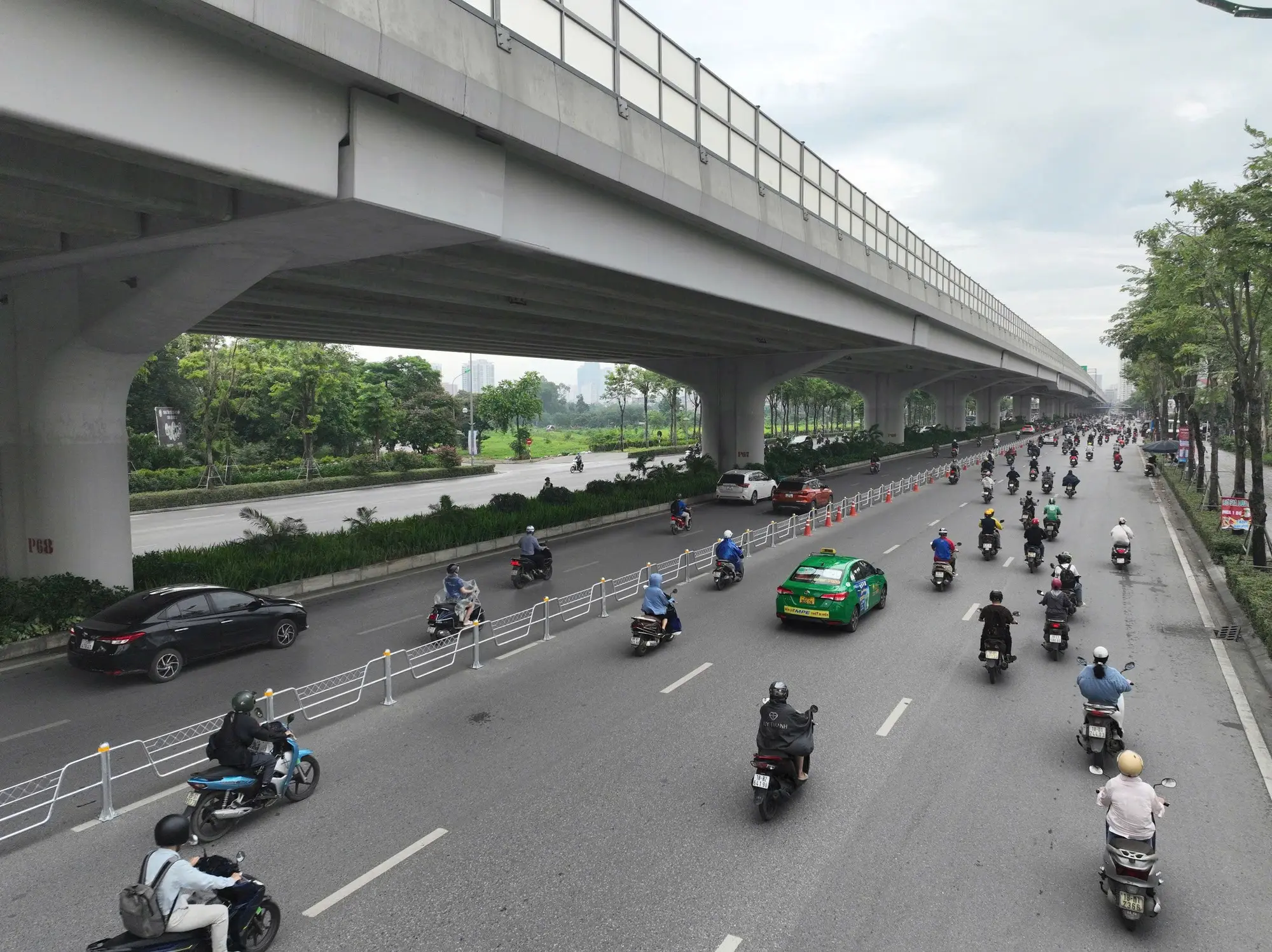 Phân làn giao thông trên đường Phạm Văn Đồng