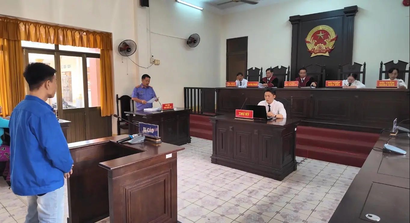 Vụ việc hai thiếu niên bị người đàn ông đánh tới tấp ở tiệm game Tiger Gaming, phường Tân Thới Hiệp, TP.HCM đã làm dấy lên làn sóng phẫn nộ trong dư luận. Đoạn clip ghi lại cảnh người đàn ông mặc áo đỏ dùng tay, chân, nắp thùng nhựa và mũ bảo hiểm liên tục tấn công hai em học sinh cấp 2 khiến nhiều người không khỏi bàng hoàng. Hành vi bạo lực này diễn ra vào khoảng 2 giờ 30 sáng ngày 23/3/2025 tại quán game trên đường Nguyễn Ảnh Thủ đã được xác nhận là do chính chủ tiệm game tên N.V.H thực hiện, anh này hiện đang đi du lịch nên chưa thể phối hợp làm việc với cơ quan chức năng.

Theo điều tra ban đầu, sự việc xuất phát từ việc hai thiếu niên đã sử dụng tài khoản game không phải của mình khi chơi tại tiệm. Nhân viên phát hiện đã báo cho chủ tiệm và khi ông chủ trở về đã có hành động bạo hành dã man như trong clip, đạp, đấm liên tục vào đầu các em dù các em đã nằm bất động trên sàn. Chủ tịch UBND phường Tân Thới Hiệp đánh giá hành vi của người chủ tiệm game là quá côn đồ, vi phạm nghiêm trọng pháp luật và đạo đức xã hội.

Cơ quan chức năng TP.HCM đặc biệt là Công an phường Tân Thới Hiệp đã vào cuộc nhanh chóng, mời các bên liên quan lên làm việc, thu thập lời khai các nhân viên và nạn nhân để phục vụ điều tra. UBND phường cũng đã có chỉ đạo quyết liệt nhằm xác minh làm rõ, đồng thời phối hợp với phòng cảnh sát hình sự để truy xét, xử lý nghiêm theo quy định pháp luật. Ngoài ra, công an còn kiểm tra điều kiện hoạt động của quán game này để xử lý các vi phạm (nếu có).

Sự việc đã làm dấy lên làn sóng yêu cầu xử lý nghiêm các hành vi bạo lực và bảo vệ trẻ em trong môi trường giải trí như quán game internet. Nhiều người dân và chính quyền địa phương bày tỏ sự phẫn nộ trước cách hành xử tàn nhẫn của chủ tiệm đối với những đứa trẻ đang trong độ tuổi phát triển. Đồng thời, họ cũng hy vọng công an sẽ sớm có kết luận chính xác và nghiêm trị người vi phạm, đồng thời nâng cao công tác quản lý và kiểm tra hoạt động các tiệm game trên địa bàn để tránh những vụ việc tương tự xảy ra trong tương lai.