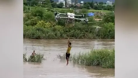 Drone kéo cháu bé vào bờ