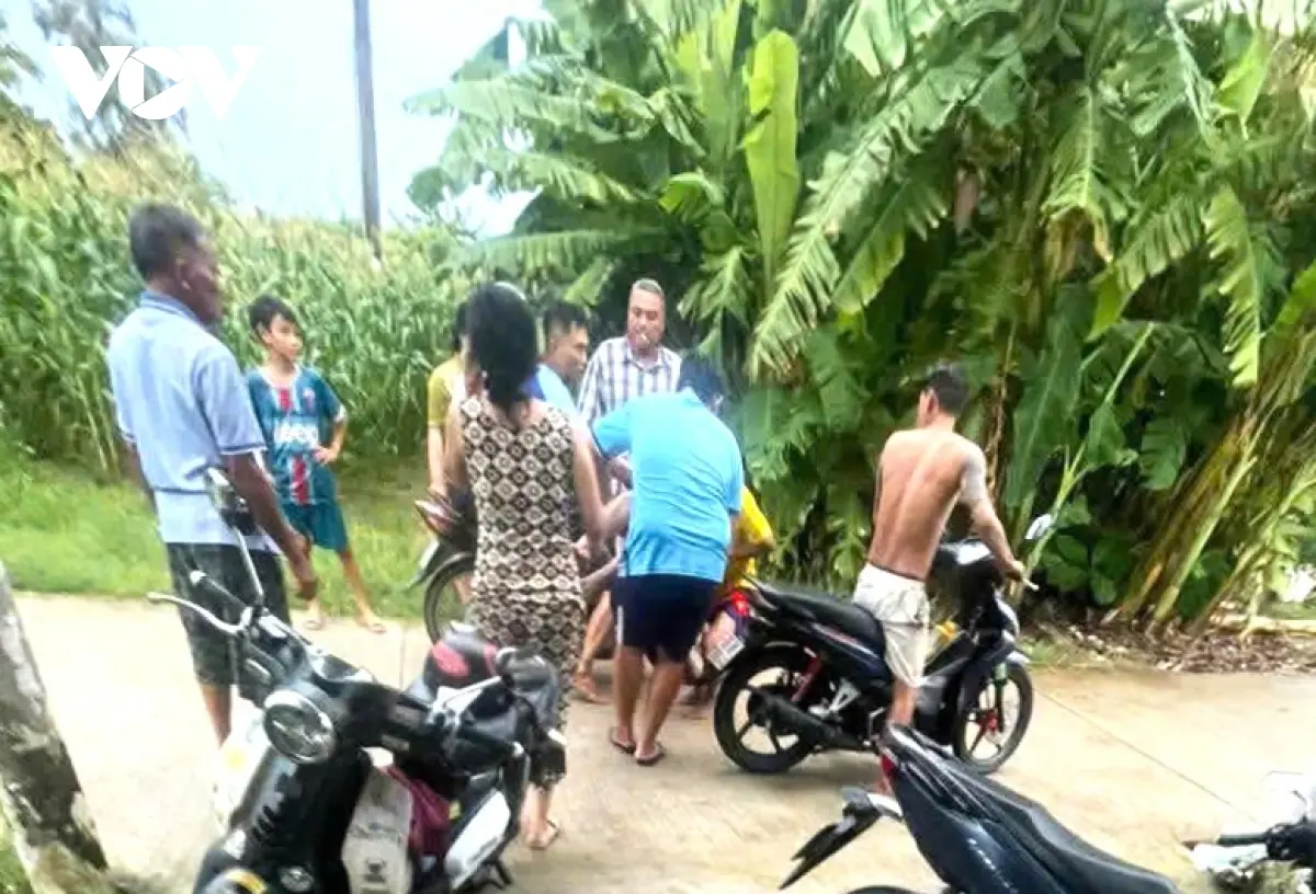 lbg1sr nguoi dan dia phuong cung ho tro cuu vot 2 em nhung khong qua khoi