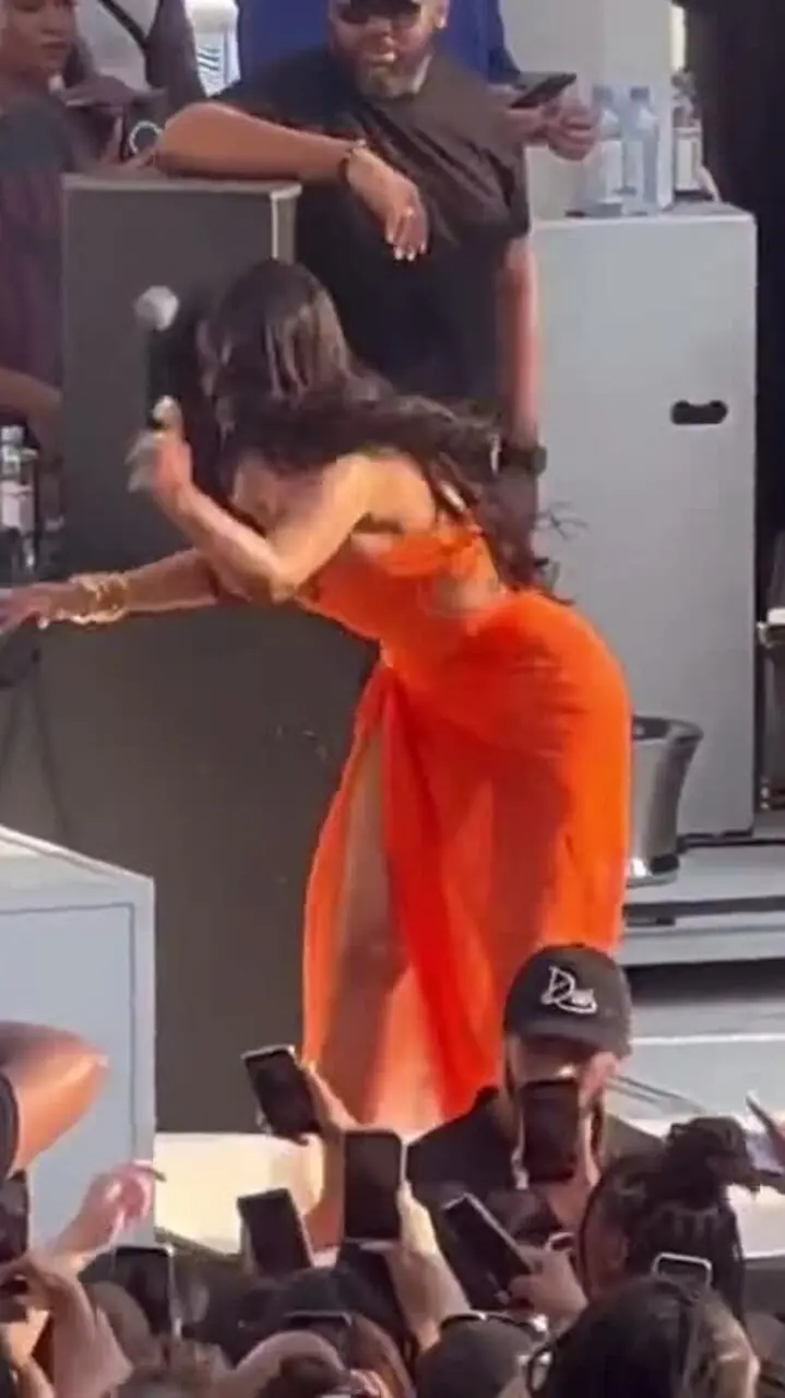 lemocz cardi b bi kien vi nem mic vao khan gia 1753322242
