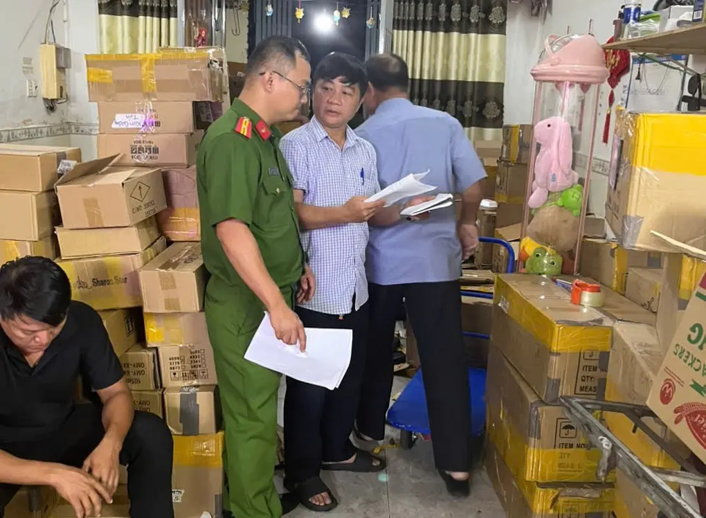 Cảnh sát điều tra vụ án nước hoa giả