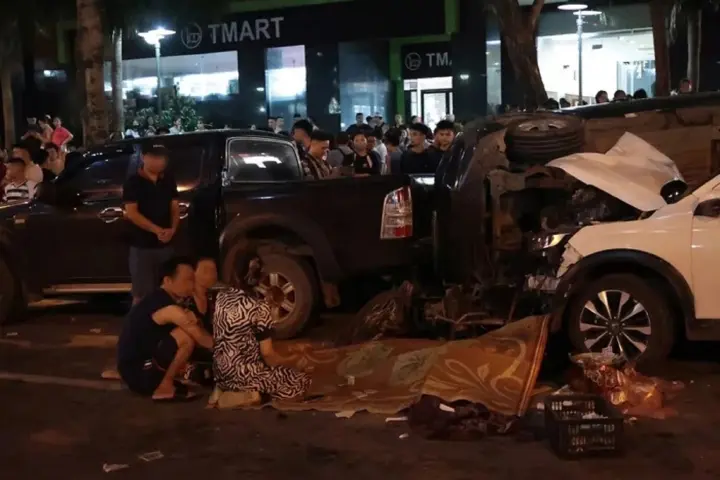 mrw1d8 vu tai xe say xin gay tai nan lien hoan o ha noi 1 nguoi tu vong xot xa canh nguoi vo tre nga quy tai hien truong dspl 1 14150976
