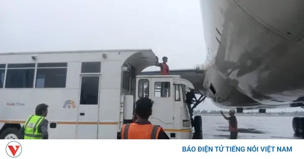 mwjsnp_xe_cuu_thuong_chuyen_dung_tiep_can_va_may_bay_vietnam_airlines_de_chuyen_khach.webp
