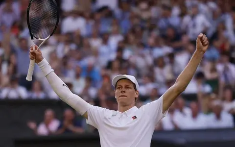 n8urtx jannik sinner carlos alcaraz wimbledon 17524313956321367980193 126 0 1726 2560 crop 1752431447796626175985