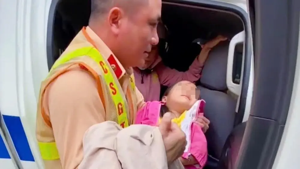 Hình ảnh CSGT ân cần