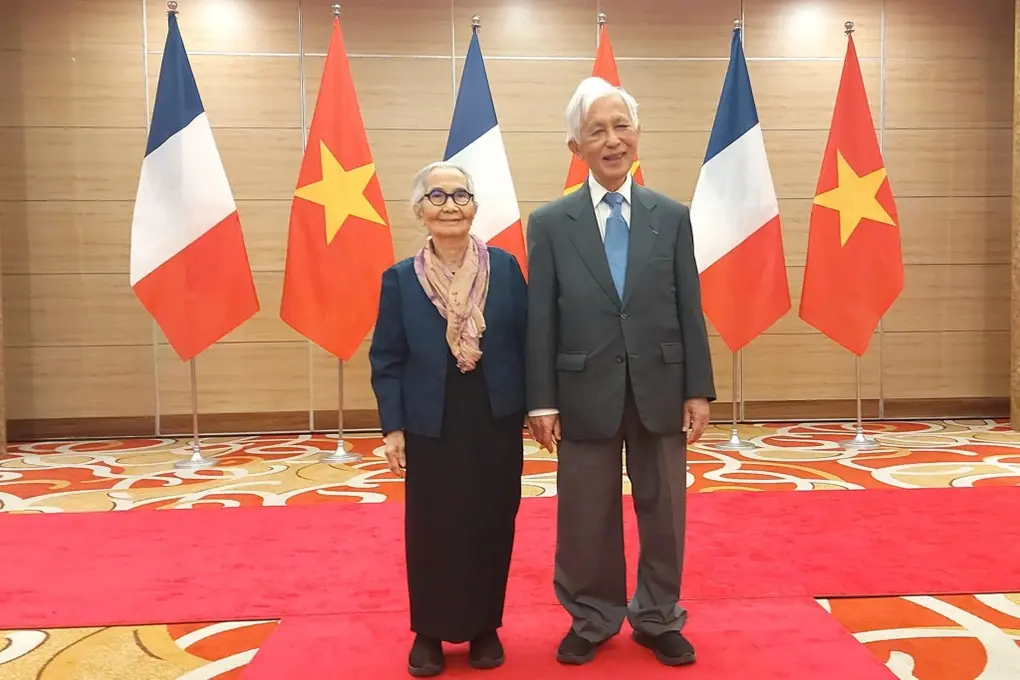 nvm9sc gia laivo chong giao su tran thanh van duoc tang huan chuong bac dau boi tinhtran thanh sonjpg edited 1752475744719