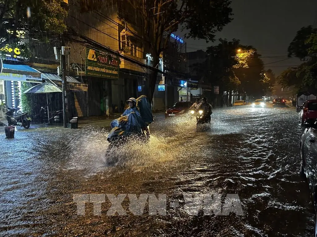 Nhiều tuyến đường ngập nước, giao thông ách tắc tại Đà Nẵng