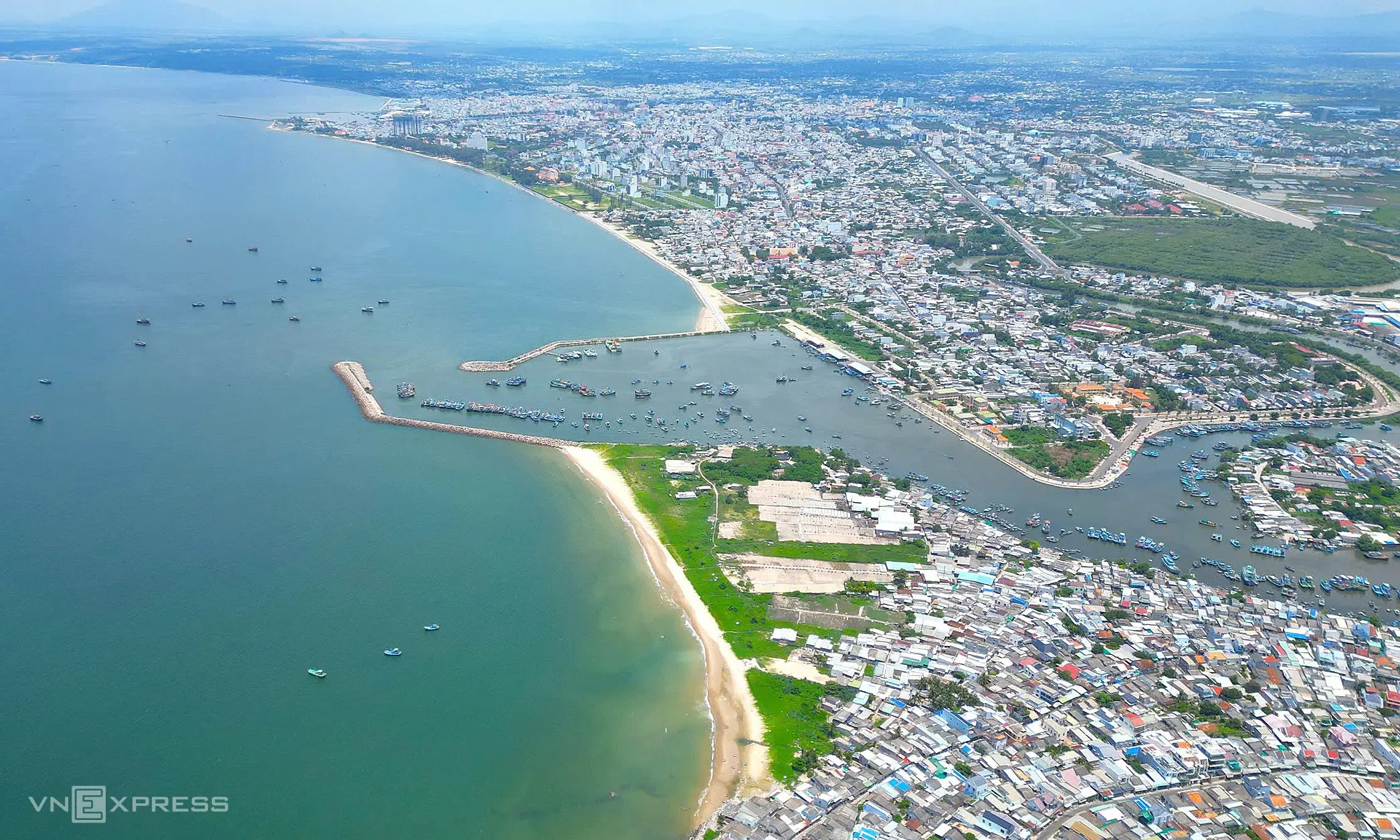 Du khách vui chơi và tham gia các môn thể thao trên biển Mũi Né