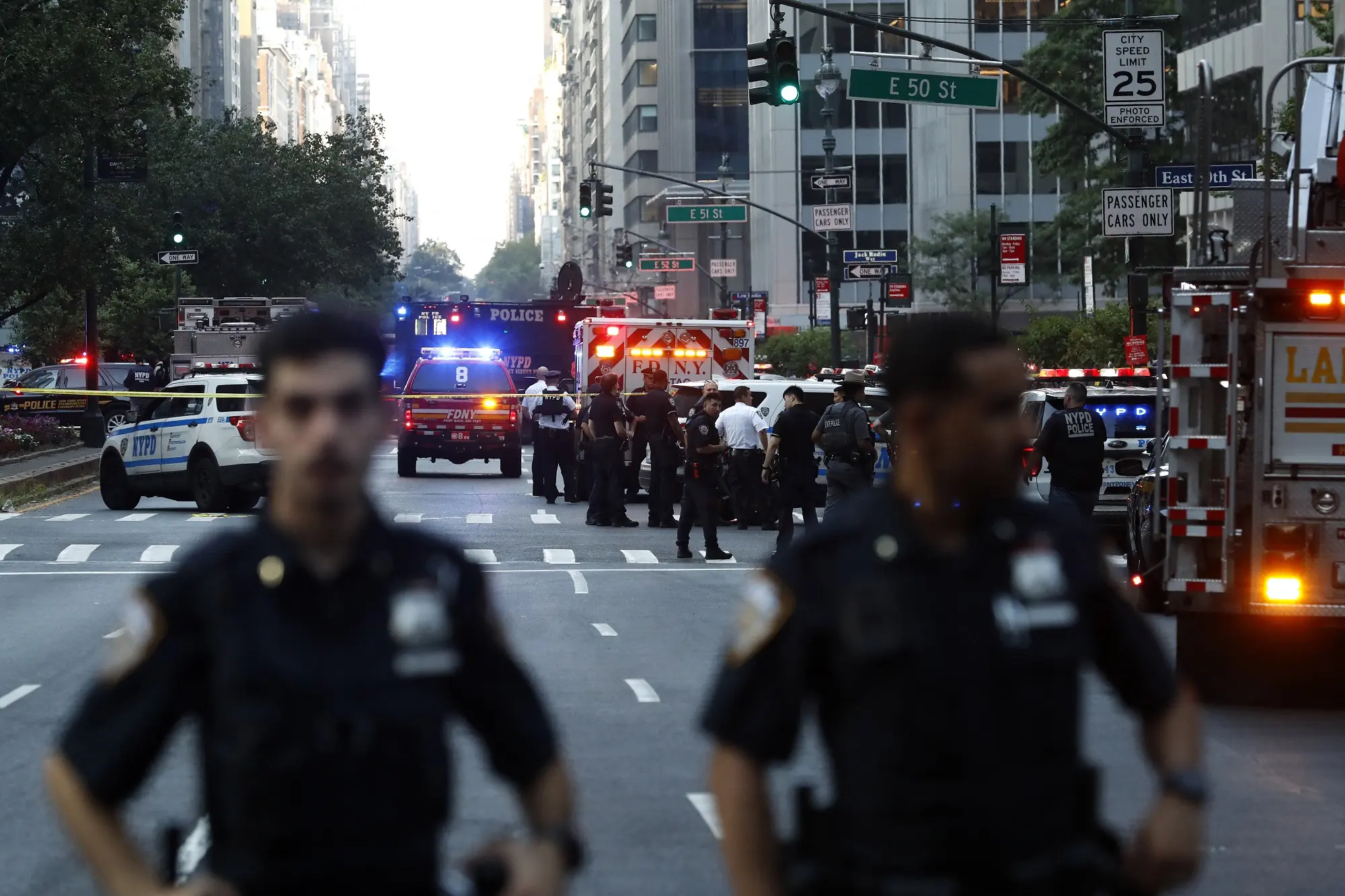 rzj7r7_canh-sat-va-xe-cap-cuu-tai-hien-truong-vu-xa-sung-o-manhattan-17537562810731296881602.webp