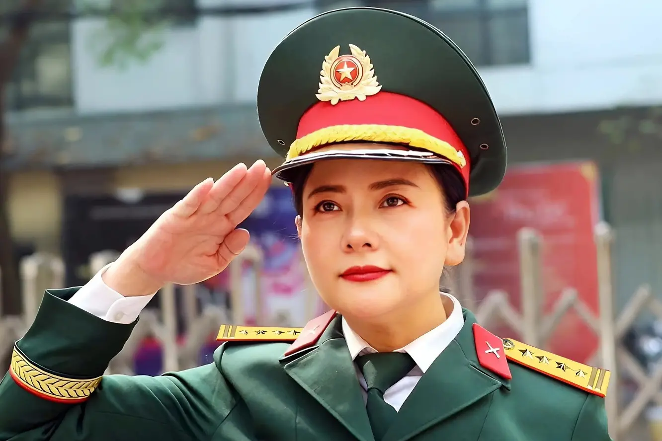 sqmb13_nu-nsnd-mang-quan-ham-dai-ta-gay-sot-voi-buc-anh-mac-quan-phuc-o-tuoi-56-52492.webp