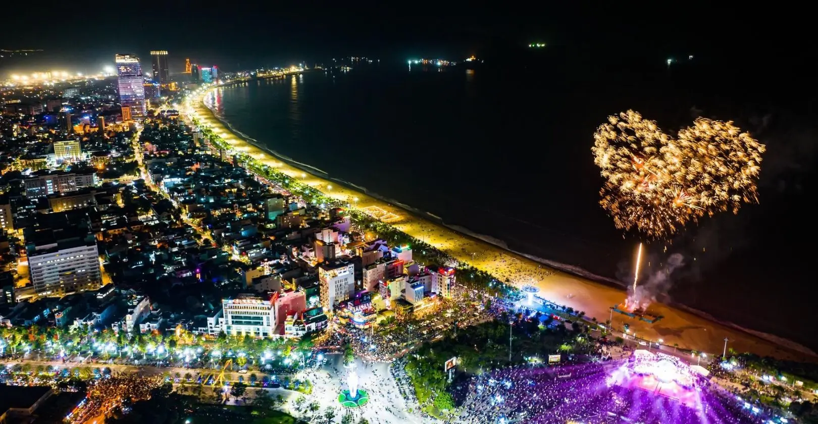 Quảng trường Nguyễn Tất Thành về đêm