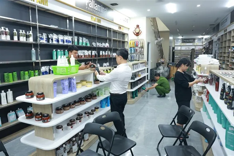 Kho hàng của đường dây buôn bán nước hoa giả