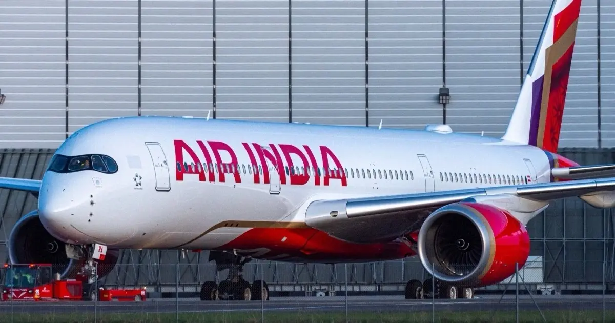 u4b9wt airbus air india contrail cropped 1753248773380
