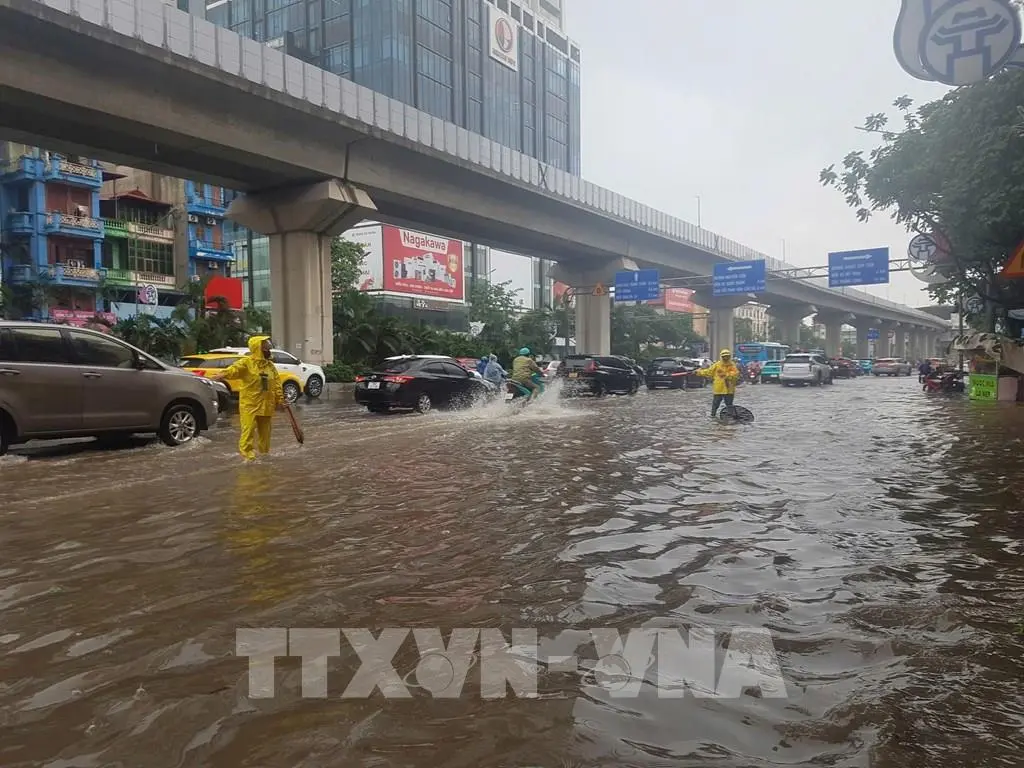 uz7rzf 152410 mua lon chieu 14 7 khien nhieu tuyen pho ha noi bi ngap ung