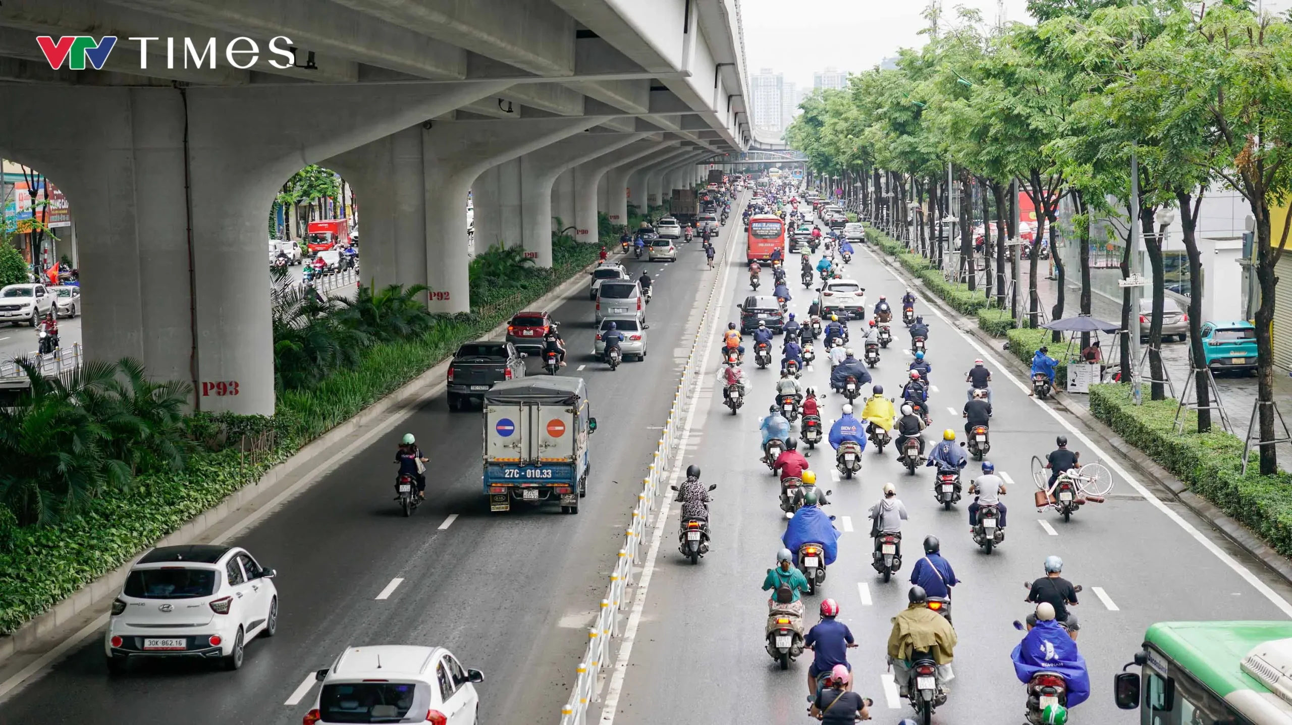 Phân làn giao thông trên đường Phạm Văn Đồng