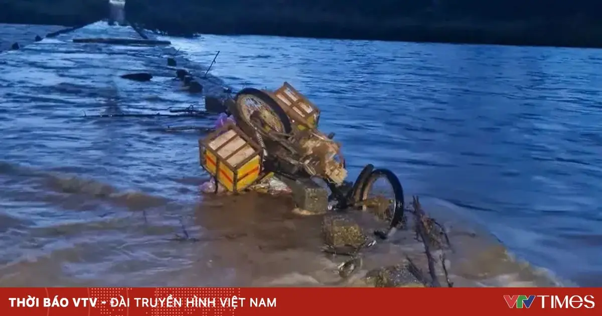 Xe máy bị lũ cuốn