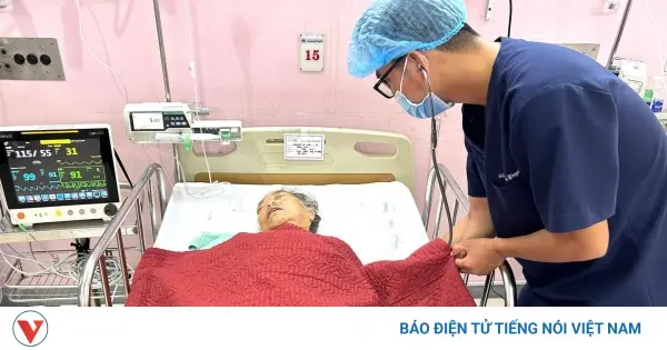vhzpe4 cac bac si dang cham soc benh nhan