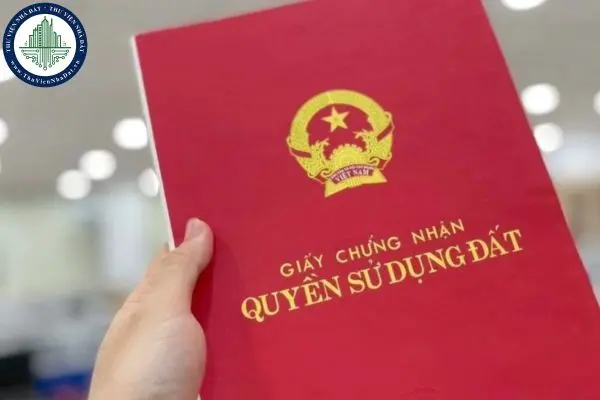 Người dân làm thủ tục đất đai