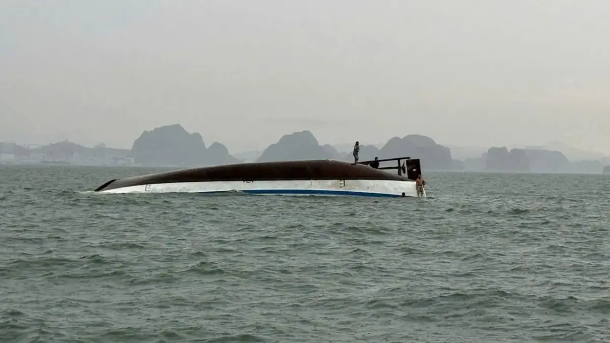 vv7g5t do anh huong cua con giong dau gio chieu 19 7 1 tau du lich dang cho khach tham quan bi latde nghi khong de logo anh