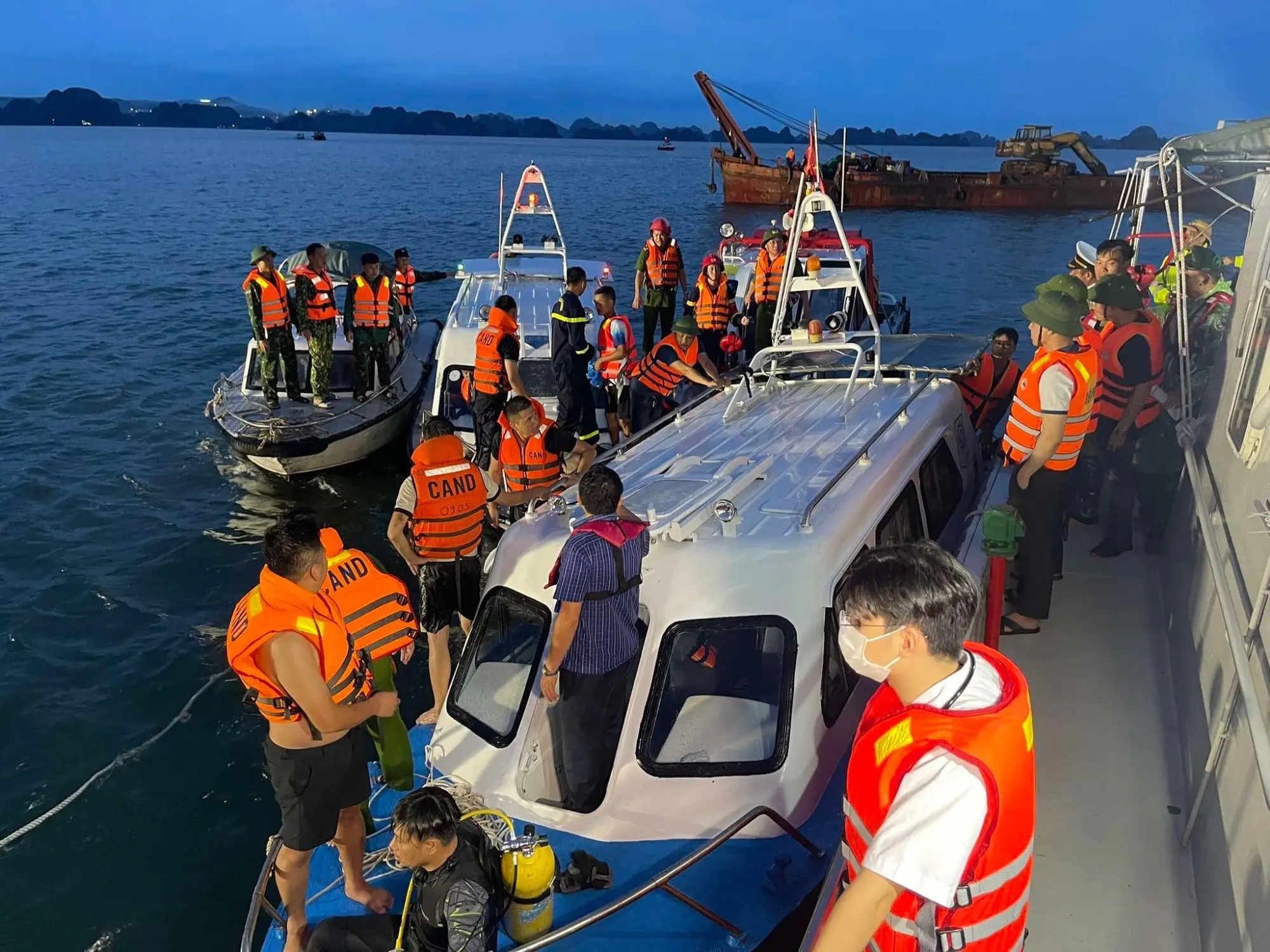 wl8muu_Lat-tau-tren-vinh-Ha-Long-khien-3-nan-nhan-tu-vong-40-nguoi-mat-tich-11-1752926072-172-width2000height1500.webp