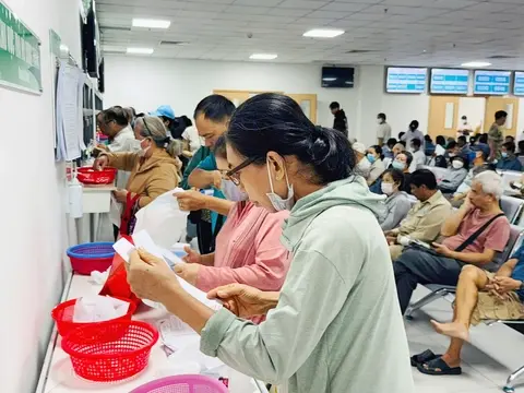 Xếp hàng chờ lấy thuốc