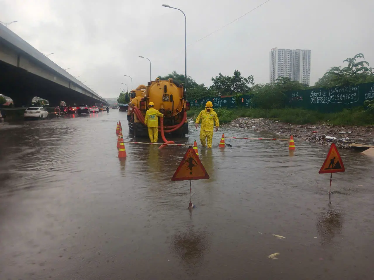 Ngập úng đường phố Hà Nội