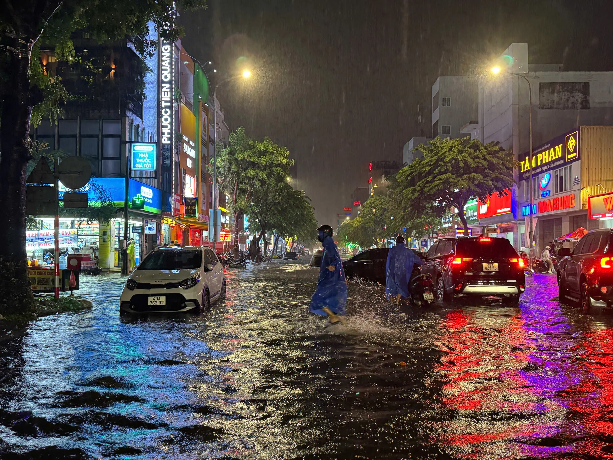 Đà Nẵng ngập sâu sau mưa lớn