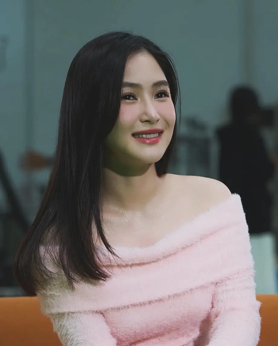 Hương Tràm trong phòng thu