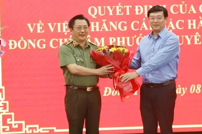yuo6yp ong le quoc phong bi thu tinh uy dong thap tang hoa chuc mung thieu tuong lam phuoc nguyen