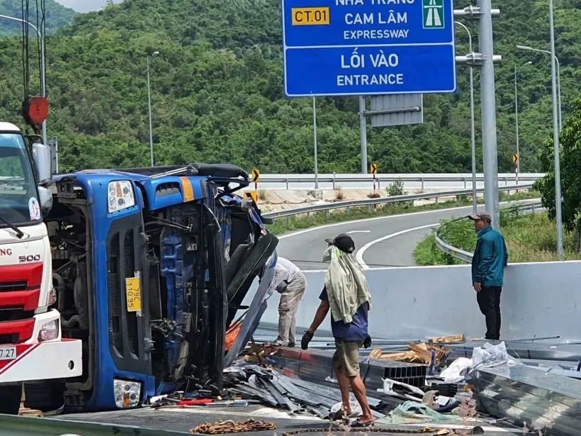 vụ tai nạn trên cao tốc Nha Trang - Cam Lâm