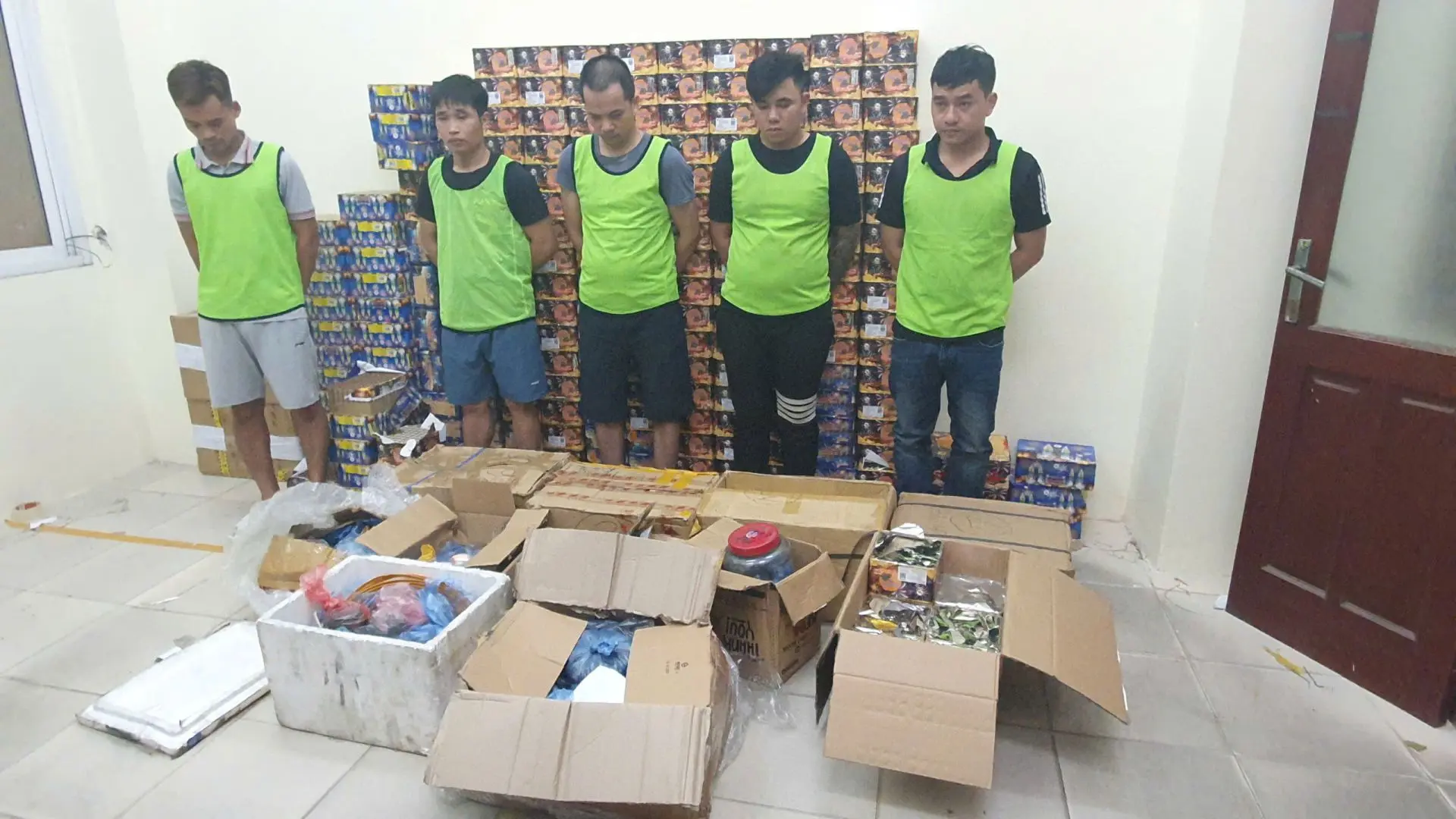 zwl8z4 cac doi tuong bi bat vi san xua buon banphao no 1752044867