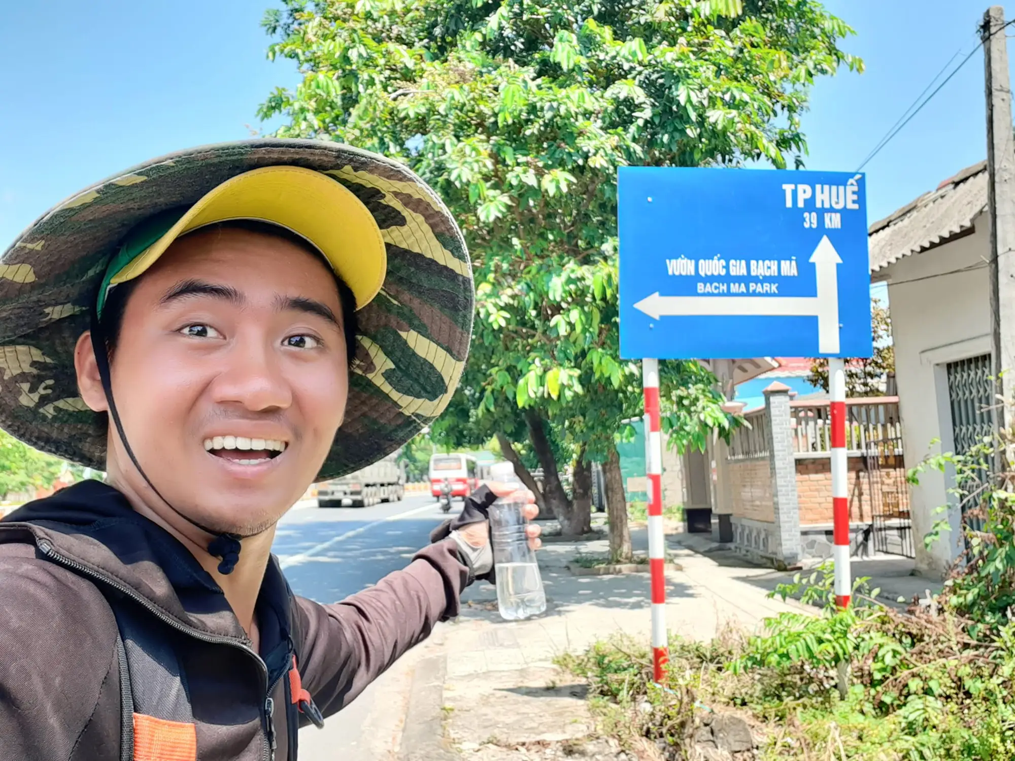 2c08f0 anh 2 chang trai di bo50993 1690864189698643293981