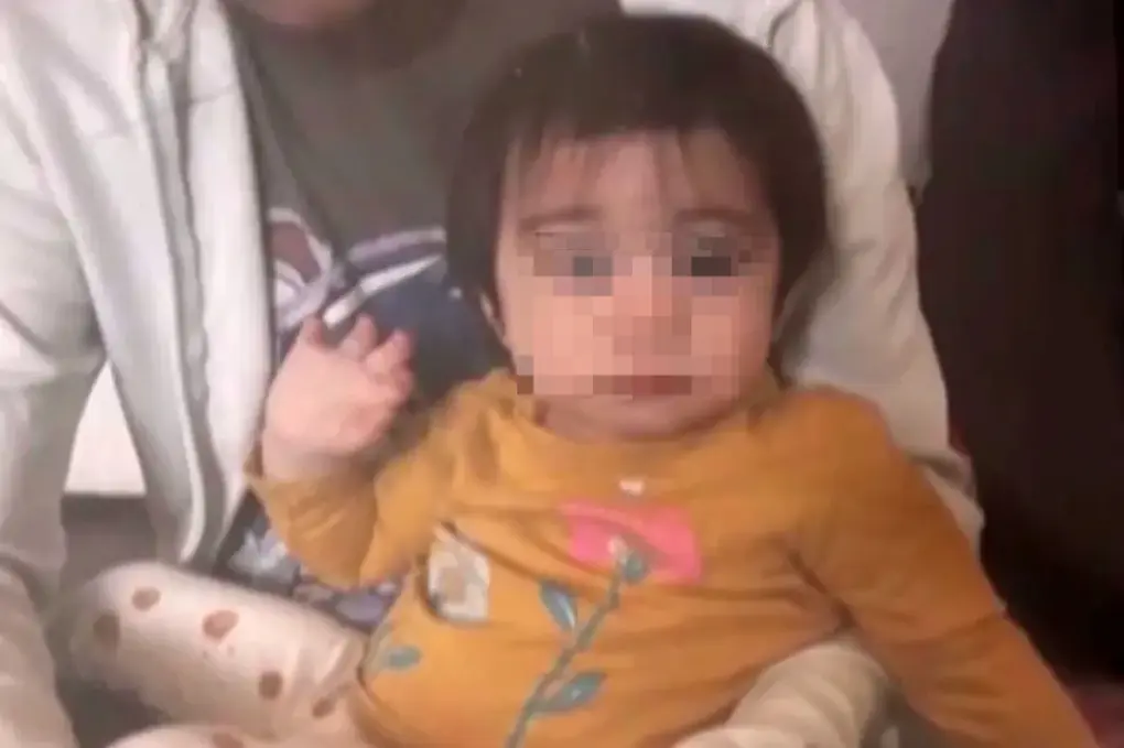 3zusvf me bo roi con gai 16 thang tuoi o nha mot minh voi vai chai sua de di choi 1 edited 1711171772242