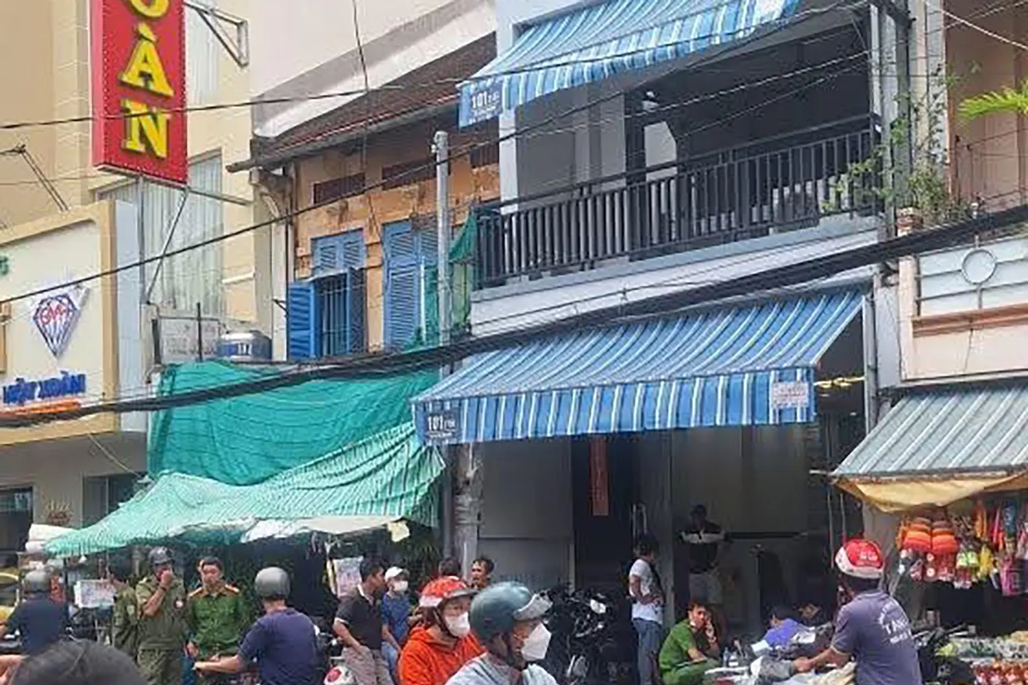 4c1ebf hai vo chong tu vong tai nha rieng tren nguoi co nhieu vet thuong 2421
