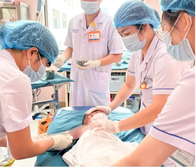 4e63fv 08 1754643209 tai nan khi an lau khien 3 tre cung nha o ha noi phai vao vien cap cuu