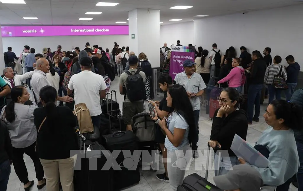 5yoy58 073425 san bay tai thu do mexico tam ngung hoat dong do mua lon