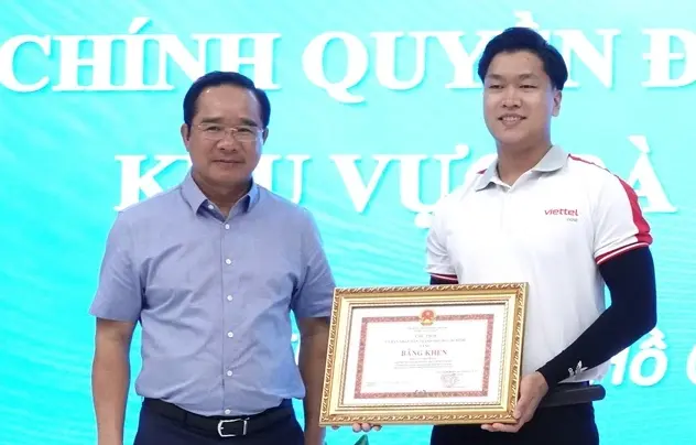 6717yd trao bang khen cuu be gai duoi nuoc1 1754279225507948749386
