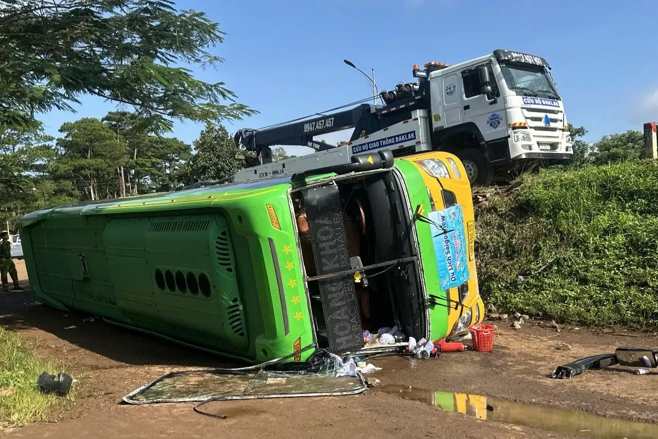 6c5xuw lat xe khach cho 46 nguoi dung xa beng pha kinh dua nan nhan ra ngoai 1001